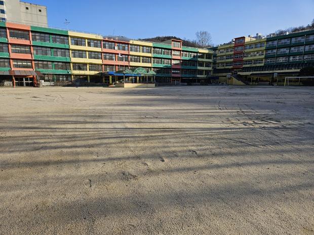 학교 운동장 잡초 제거: 전국산업안전으로 안전하고 건강한 놀이 공간 만들기!
