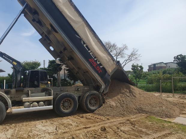 증도면중학교 운동장 소금살포: 전문 시공으로 안전하고 쾌적한 환경 만들어보세요!