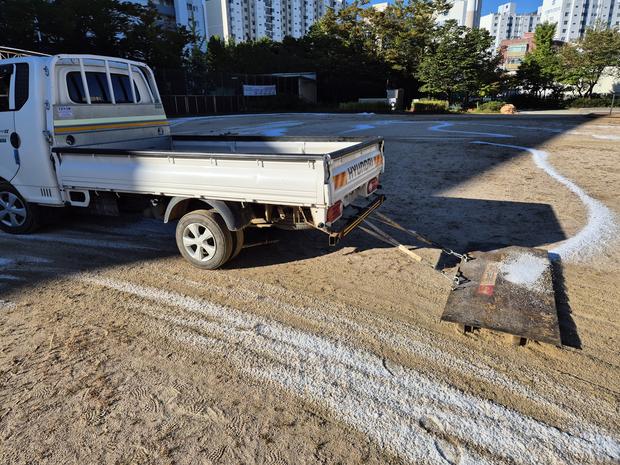 자은면중학교 운동장 잡초 제거, 전국산업안전으로 건강한 활동 환경 만들기!