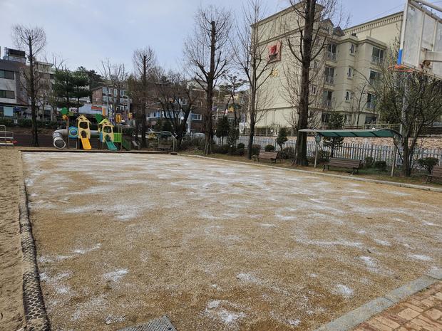 흑산면고등학교 운동장 안전 관리: 전국산업안전으로  worry-free 스포츠!