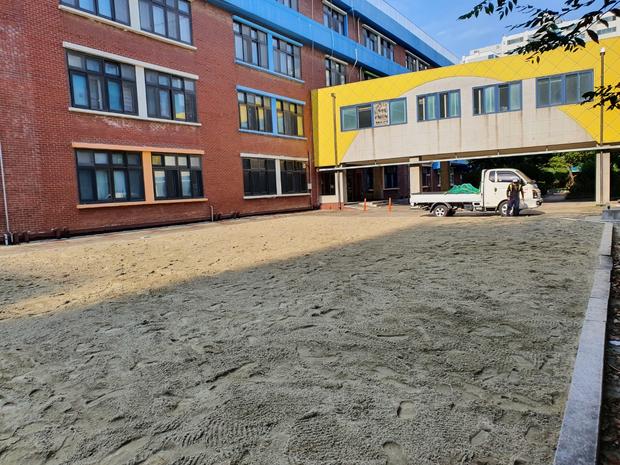 신의면초등학교 운동장 잡초 제거 | 전국산업안전, 안정적인 놀이 공간 만들기! 관련 이미지