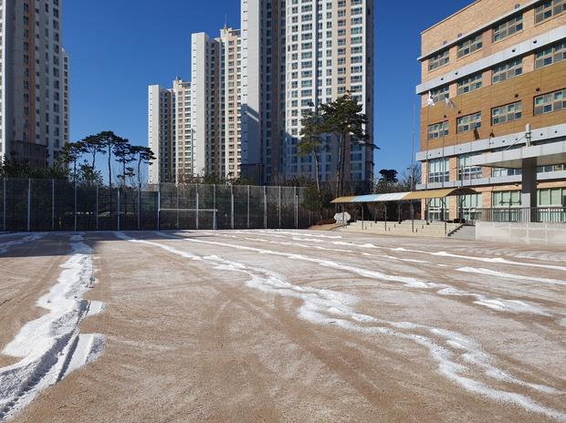 서울초등학교 운동장 유지보수: 케이스터디움, 10년 경험으로 안전하고 장점이 많은 업...