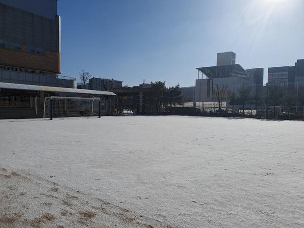 서울중학교 운동장 다짐작업, 케이스터디움으로 깨끗하고 안전한 운동 공간 만들기!