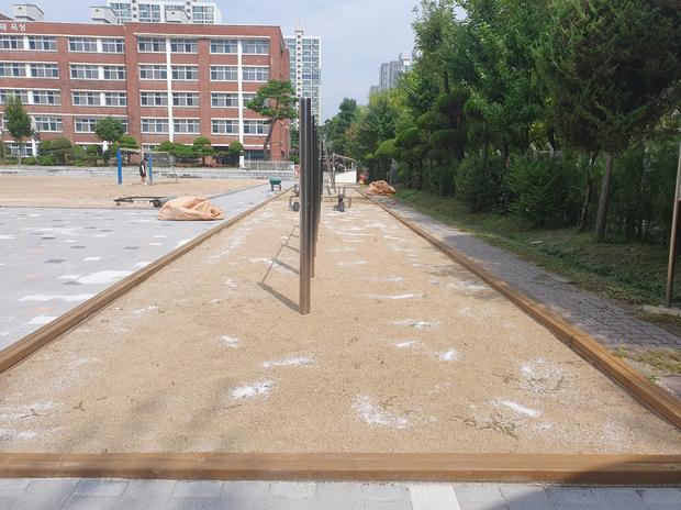 서울중학교 운동장 마사토 충진공사 | 20년 경력 케이스터디움, 최고의 안전과 성능!