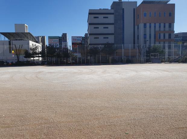 서울고등학교 운동장 수리, 전문 케이스터디움으로 안전하고 쾌적한 공간 만들어보세요!