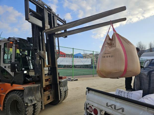 과천초등학교 운동장 잔돌 제거: 전문 시공으로 깨끗하고 안전한 공간 만들기
