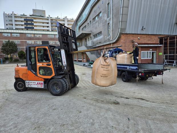 경기중학교 운동장 천일염 꼼꼼하게 보호하세요! 케이스터디움 최신 기술로 안전하고 쾌적...