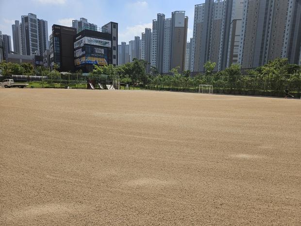경기중학교운동장 잡초 제거, 케이스터디움으로 완벽한 관리!