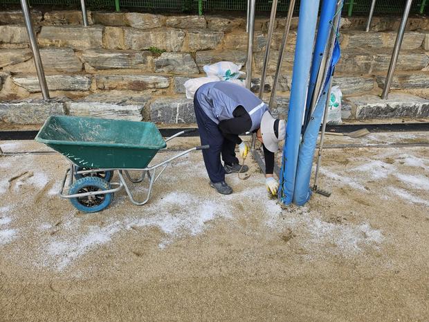경기고등학교 운동장 잔디 제거, 케이스터디움으로 최상의 결과 얻으세요!