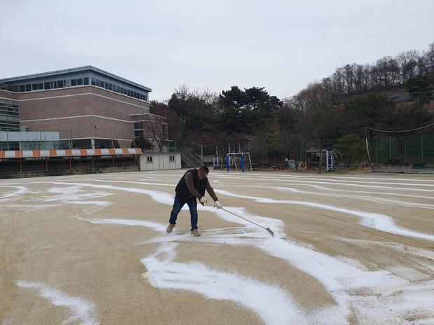 광명어린이집 운동장 잔디 제거, 전문가 케이스터디움으로 안정적인 놀이터 만들기!