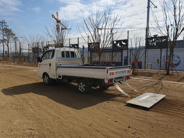 양구초등학교 운동장 포크레인 작업, 전문 시공으로 10년 안전성 보장!