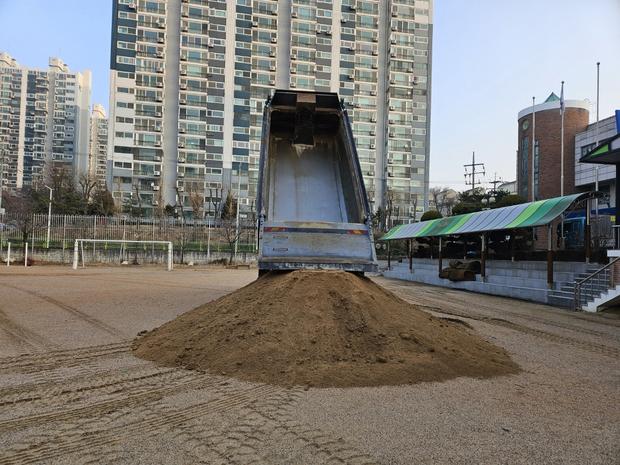 양구고등학교 운동장 잔돌 제거, 케이스터디움 전문가로 완벽하게 해결! 관련 이미지