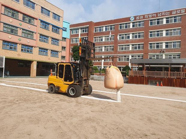 양구고등학교 운동장 롤러작업:  전문적인 시공으로 안정적인 스포츠 환경 만들어보세요!