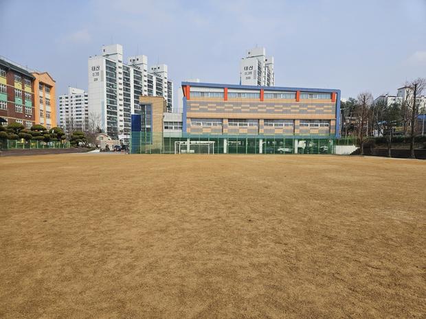 ? 양구어린이집 운동장 잔돌 제거, 케이스터디움으로 안전하고 고급스러운 공간 만들기!
