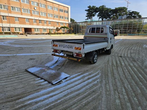 안성초등학교 운동장 롤러 교체, 케이스터디움으로 안전하고 효율적인 공간 만들기!