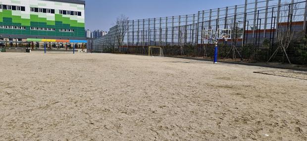 하남초등학교 운동장 마사토 보충 작업:  믿음직한 전문성으로 혁신적인 운동장 만들기!