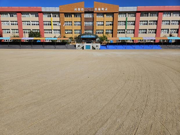 하남중학교 운동장 잔돌 제거, 케이스터디움 전문가로 완벽한 해결!