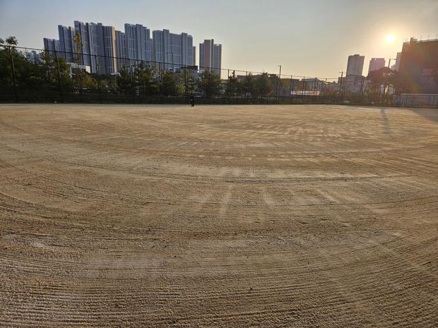화성중학교 운동장 마사토 충진공사: 전문 케이스터디움, 혁신적 시공으로 최상의 완성도!