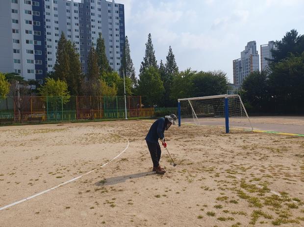 화성고 학교 운동장  소금살포: 전문 시공으로 최상의 품질 유지!