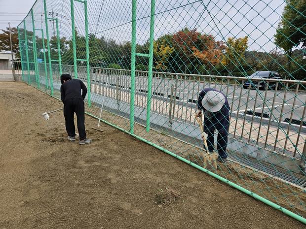 화순병설유치원 운동장 잡초 제거: 전문 시공으로 깨끗하고 안전한 놀이터 만들기 관련 이미지