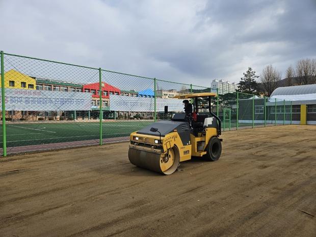 대정읍고등학교 운동장 천일염 살포, 전문 시공으로 걱정 없이 건강하고 쾌적한 공간 만... 관련 이미지