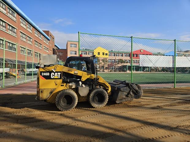 아산초등학교 운동장 잔디 제거, 전문 케이스터디움으로 안전하고 건강한 놀이터 만들어보세요!