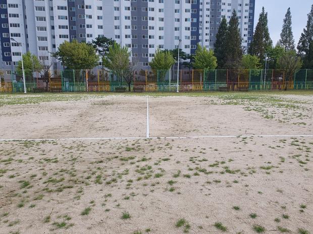 공주중학교 운동장 소금살포 ?️ 전문 시공으로 최상의 놀이터 만들기!
