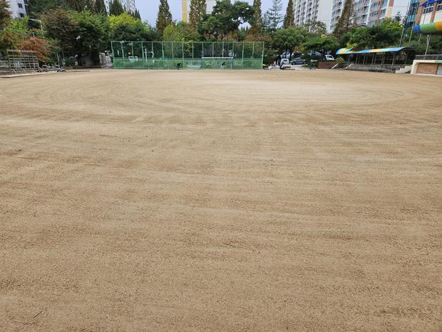 화천중학교 운동장 마사토 충진공사: 전문 시공으로 안전하고 장점 가득!