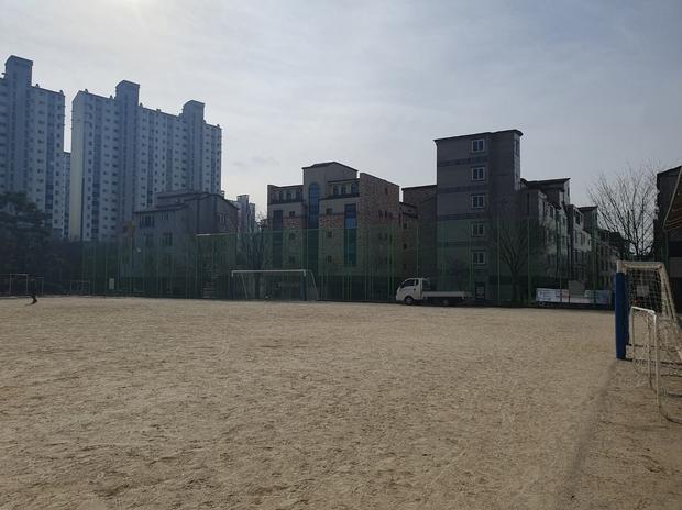 괴산중학교 운동장 마사토 충진공사, 전문 시공으로 안전하고 뛰어난 기능 확보!