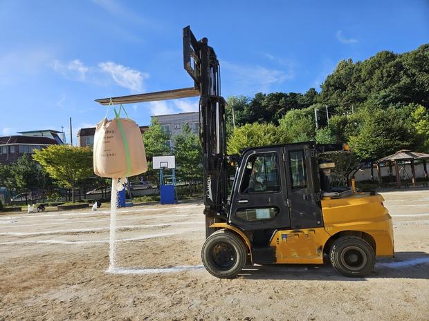 부천중학교 운동장 잔디 제거, 케이스터디움으로 완벽한 결과!