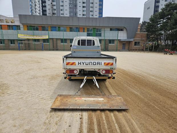 경주중학교 운동장 롤러 교체, 케이스터디움이 해결하는  "정성껏" 지속가능한 운동장