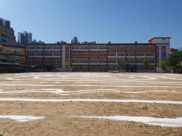 산천중학교 운동장 잔돌 제거, 전문 시공으로 안전하고 고급스러운 공간 완성! 관련 이미지