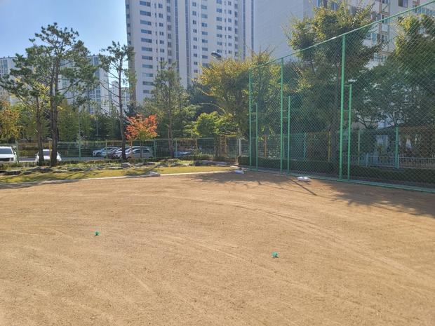 산천중학교 운동장 잔돌 제거, 전문 시공으로 안전하고 고급스러운 공간 완성!