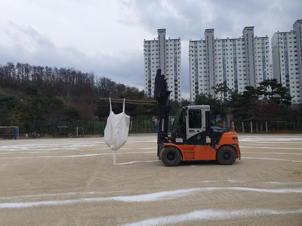 남해병설유치원운동장 제초작업, 케이스터디움 10년 경험으로 건강한 환경 만들어 드립니다!