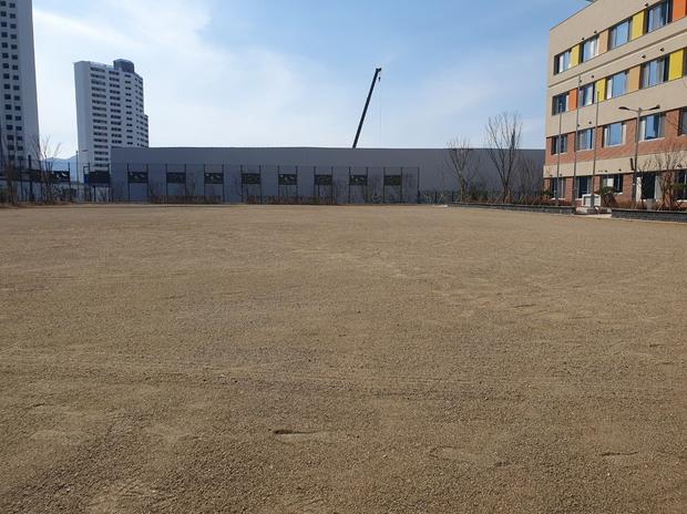 인제초등학교 운동장 마사토 보충 작업:  학교 시설 안전 뿐 아니라, 놀이터 이용 능...