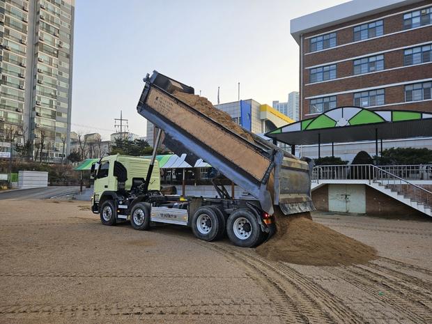 시흥중학교 운동장 다짐작업, 전문 시공으로 혁신적인 안전과 기능성! 관련 이미지