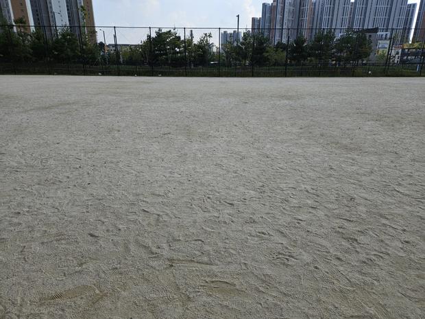 충남어린이집운동장마사토보충작업: 튼튼함과 안전, 케이스터디움으로 만들고 있는 놀이터
