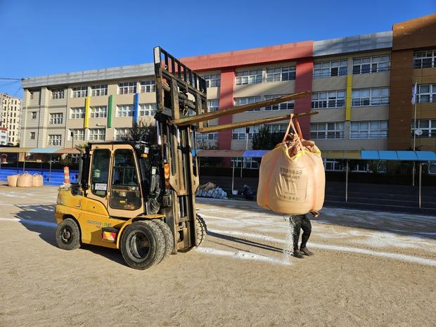 계룡초등학교 운동장 잡초 제거, 전문 시공으로 건강한 놀이터 만들어봐!