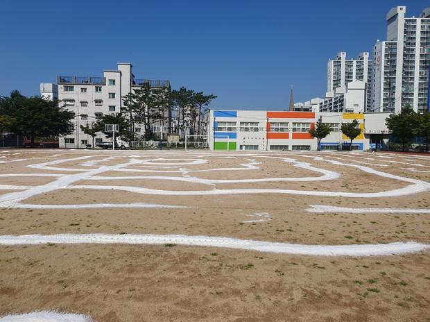 김포병설유치원 운동장 마사토 충진 공사,  전문 시공으로 깨끗하고 안전한 놀이터 만들...