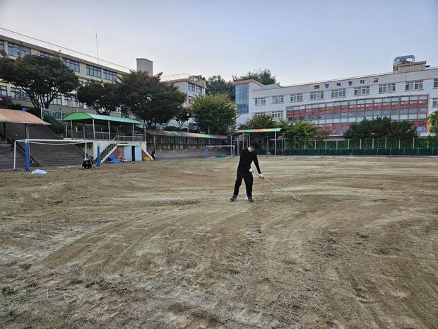 금산초등학교 운동장 마사토보충, 1년 만에 완벽하게! 전문 시공으로 안전하고 멋진 공... 관련 이미지