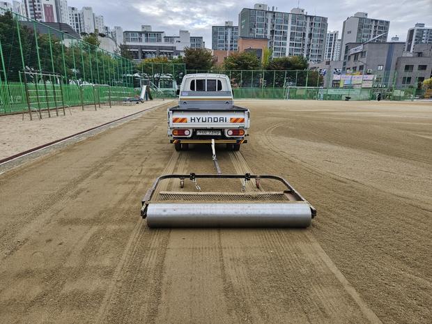 완도고등학교 운동장 천일염 살포: 전문 시공으로 건강하고 신뢰할 수 있는 운동장 만들기! 관련 이미지