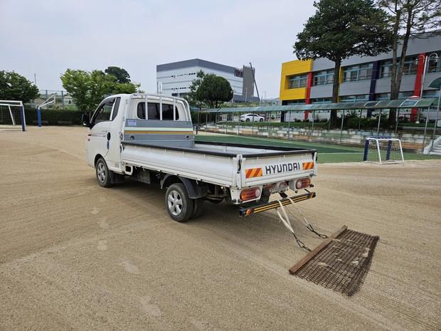 홍천고등학교 운동장 잔돌 제거: 전문 시공으로 안전하고 신뢰할 수 있는 운동 환경 만들기! 관련 이미지