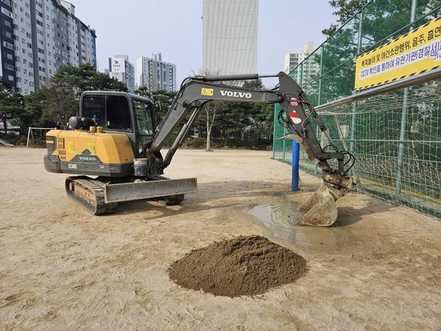 홍천고등학교 운동장 잔돌 제거: 전문 시공으로 안전하고 신뢰할 수 있는 운동 환경 만들기!