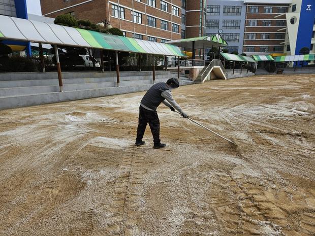봉화초등학교 운동장 천일염 살포: 전문 시공으로 깨끗하고 안전한 장소 만들기