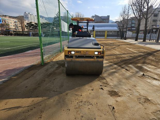 순창고등학교 운동장 잔돌 제거, 케이스터디움이 해결하는 전문 시공!