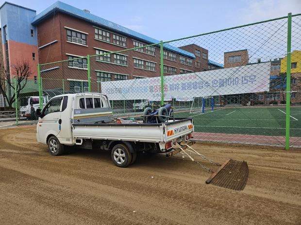 거제고등학교 운동장 마사토 충진공사, 전문 시공으로 안전하고 믿을 수 있는 운동장 만... 관련 이미지