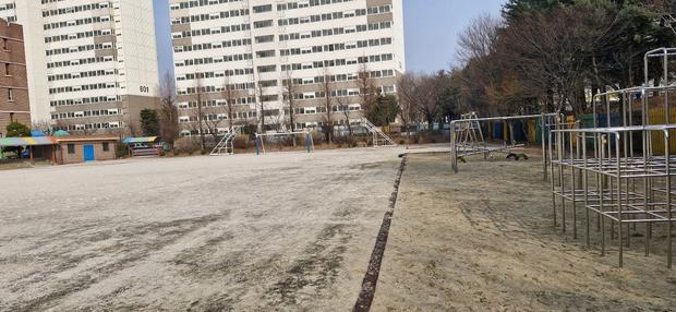 고성중학교 운동장 소금살포! 전문 시공으로 최상의 쾌적 공간 만들어 보세요!