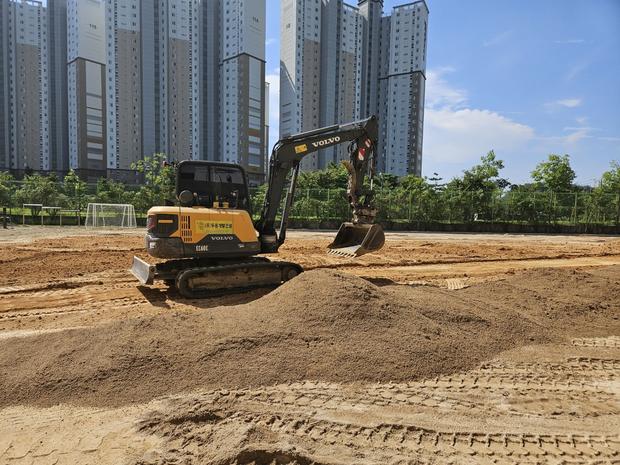광양초등학교 운동장 잔돌 제거, 전문 시공으로 안전하고 효율적인 관리! 관련 이미지