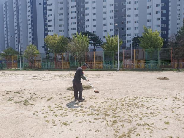 경산어린이집 운동장 포크 레인 작업! ⛈️ 완벽한 안전과 내구성, 케이스터디움으로!