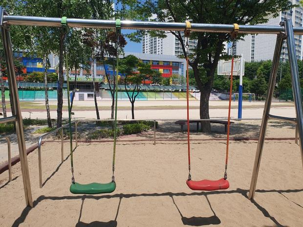 강진초등학교 놀이터 그네 교체: 학교 시설 안전 확보를 위한 최신 기술!